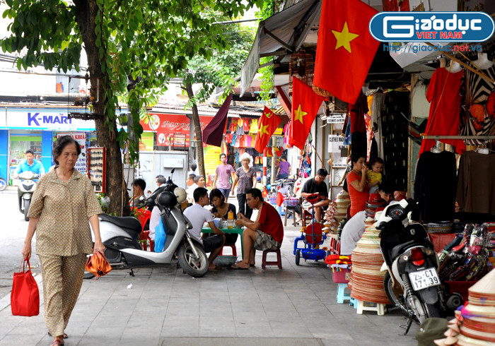 Trên khắp các con phố của Thủ đô, cờ đỏ sao vàng đều được treo trước nhà.