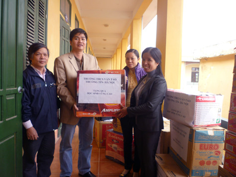 Ông Nguyễn Quốc Long nhận hàng quyên góp ủng hộ của giáo viên, học sinh trường THCS Vân Tảo. (Ảnh Thu Hòe) Ông Nguyễn Quốc Long nhận hàng quyên góp ủng hộ của giáo viên, học sinh trường THCS Vân Tảo. (Ảnh Thu Hòe)