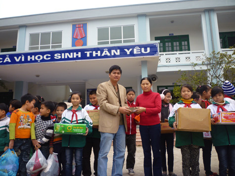 Bà Nguyễn Thị Minh, Hiệu trưởng trưởng TH Vân Tảo trao số tiền 4.240.000 đồng và quà quyên góp cho đại diện báo Điện tử Giáo dục Việt Nam. (Ảnh Thu Hòe) Bà Nguyễn Thị Minh, Hiệu trưởng trưởng TH Vân Tảo trao số tiền 4.240.000 đồng và quà quyên góp cho đại diện báo Điện tử Giáo dục Việt Nam. (Ảnh Thu Hòe)