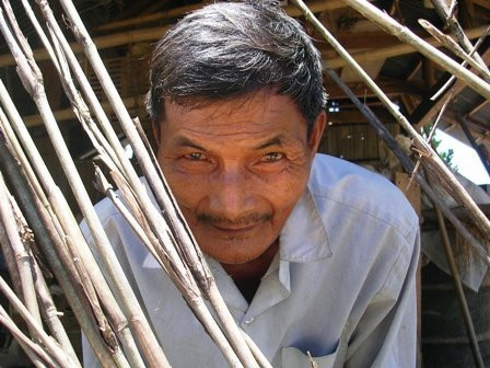 42 năm mất ngủ nhưng ông Ngọc vẫn hồn nhiên. 42 năm mất ngủ nhưng ông Ngọc vẫn hồn nhiên.