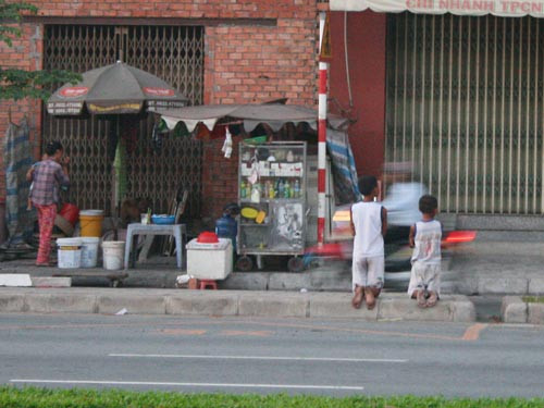 Hai cháu nhỏ bị bắt quỳ gần 1 giờ trên đường Hai cháu nhỏ bị bắt quỳ gần 1 giờ trên đường