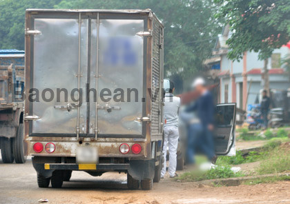 Lái xe chui vào xe của Đội QLTT trên QL 48 để “làm việc”. Ảnh: Báo Nghệ An Lái xe chui vào xe của Đội QLTT trên QL 48 để “làm việc”. Ảnh: Báo Nghệ An