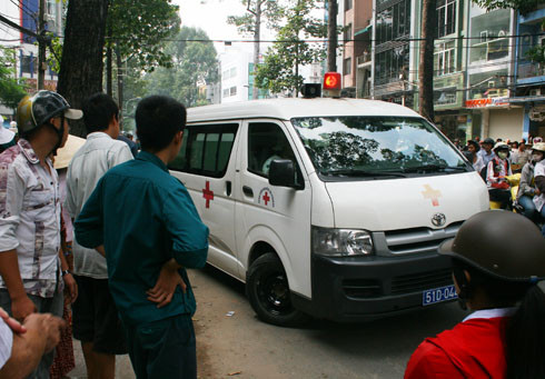 Nhiều người rơi nước mắt khi chứng kiến cảnh chết thảm của bé trai. Ảnh: An Nhơn Nhiều người rơi nước mắt khi chứng kiến cảnh chết thảm của bé trai. Ảnh: An Nhơn