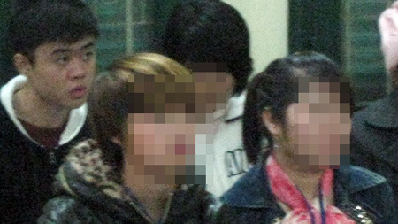 Bị hại V. và E tại phiên xét xử