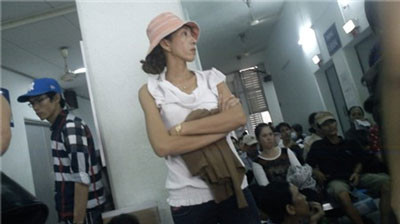 Niễng “hai ngón” tìm “con mồi” ở Bệnh viện Chợ Rẫy (TP.HCM) - Ảnh: Đức Phú Niễng “hai ngón” tìm “con mồi” ở Bệnh viện Chợ Rẫy (TP.HCM) - Ảnh: Đức Phú