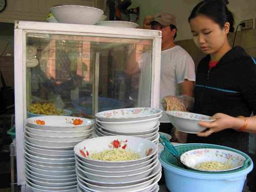 Bộ Y tế quy định thức ăn đường phố phải có tủ chứa, ngăn đựng thực phẩm sạch sẽ, nguyên liệu phải có nguồn gốc Bộ Y tế quy định thức ăn đường phố phải có tủ chứa, ngăn đựng thực phẩm sạch sẽ, nguyên liệu phải có nguồn gốc