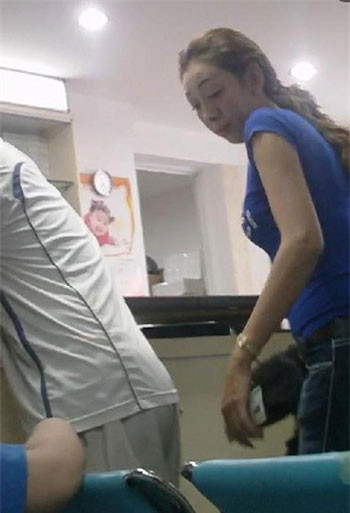 Niễng “hai ngón” vào “ăn hàng” tại phòng khám nhi đồng Nancy sáng 28-10 - Ảnh: Đức Phú Niễng “hai ngón” vào “ăn hàng” tại phòng khám nhi đồng Nancy sáng 28-10 - Ảnh: Đức Phú