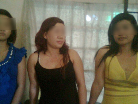 Ba nữ tiếp viên tiệm hớt tóc Đông Nghi Ba nữ tiếp viên tiệm hớt tóc Đông Nghi