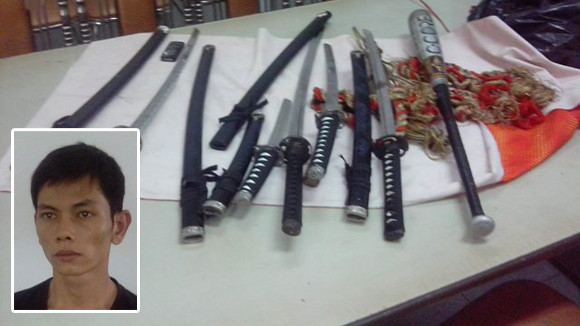 Đối tượng Trần Quốc Chiên và số hung khí thu giữ tại hiệu cầm đồ Hùng Hưng Phát Đối tượng Trần Quốc Chiên và số hung khí thu giữ tại hiệu cầm đồ Hùng Hưng Phát