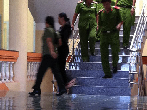 Bà Trần Thúy Liễu (thứ hai từ trái sang) được đưa đến tòa hòa giải