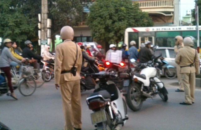 Lực lượng cảnh sát vây bắt. Ảnh: Thanh Niên Lực lượng cảnh sát vây bắt. Ảnh: Thanh Niên