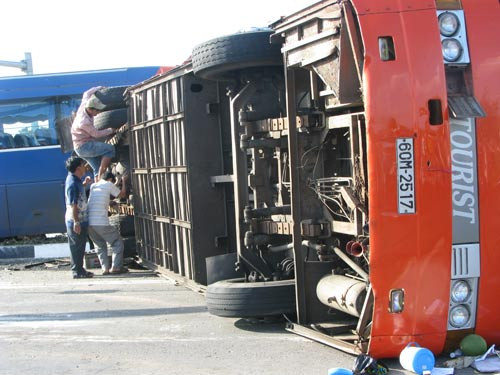 Tai nạn kinh hoàng, 24 người thương vong ảnh 2 Tai nạn kinh hoàng: 24 người thương vong, Tin tức trong ngày, tai nan o binh duong, tai nan kinh hoang, nguoi chet, nan nhan, tai nan xe khach, xe dam nhau, bao, tin tuc, tin hot, tin hay, vn
