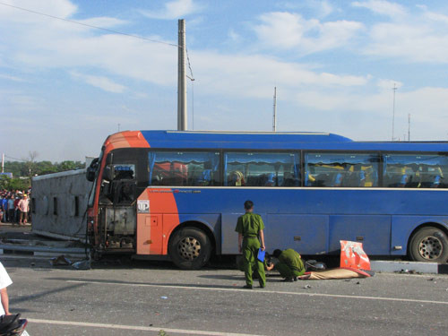 Tai nạn kinh hoàng, 24 người thương vong ảnh 3 Tai nạn kinh hoàng: 24 người thương vong, Tin tức trong ngày, tai nan o binh duong, tai nan kinh hoang, nguoi chet, nan nhan, tai nan xe khach, xe dam nhau, bao, tin tuc, tin hot, tin hay, vn