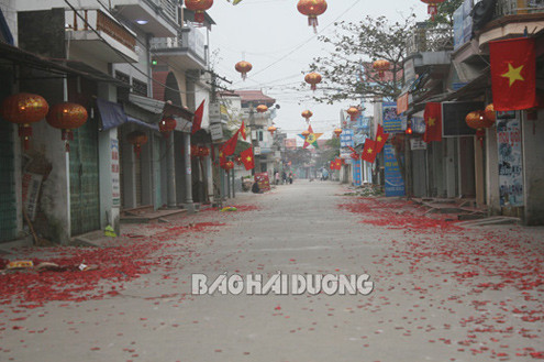 Đường thôn Cổ Dũng rợp xác pháo vào sáng mùng 1 Tết. Đường thôn Cổ Dũng rợp xác pháo vào sáng mùng 1 Tết.