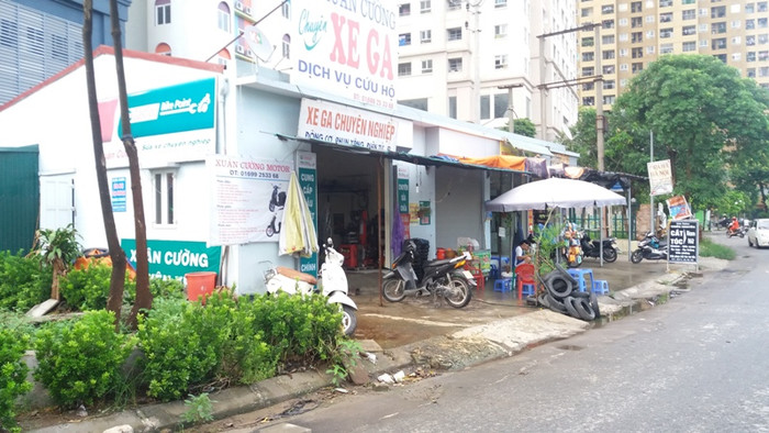Không chỉ tự ý chia nhỏ các tầng 2, tầng 3 và tầng kỹ thuật thành các căn hộ để bán mà Công ty Phúc Hà còn cho xây dựng hàng loạt các ki ốt thuộc đất sở hữu chung của cư dân KĐT Nam Xa La để cho thuê khiến việc lưu thông vào tòa nhà gặp rất nhiều bất cập. Ảnh Bảo Nam. Không chỉ tự ý chia nhỏ các tầng 2, tầng 3 và tầng kỹ thuật thành các căn hộ để bán mà Công ty Phúc Hà còn cho xây dựng hàng loạt các ki ốt thuộc đất sở hữu chung của cư dân KĐT Nam Xa La để cho thuê khiến việc lưu thông vào tòa nhà gặp rất nhiều bất cập. Ảnh Bảo Nam.