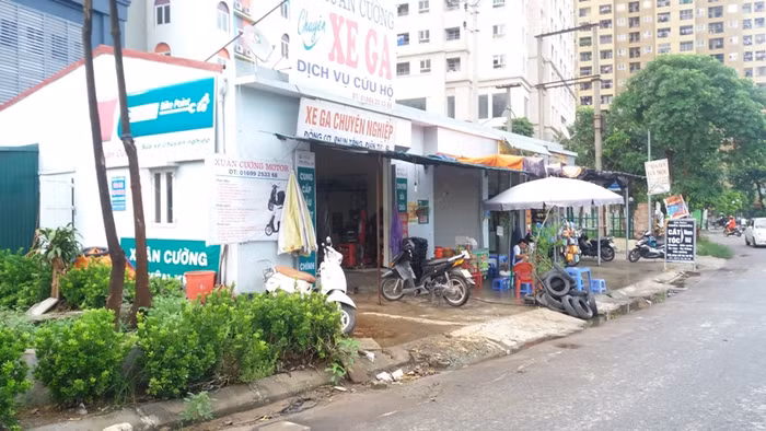 Không chỉ tự ý chia nhỏ các tầng 2, tầng 3 và tầng kỹ thuật thành các căn hộ để bán mà Công ty Phúc Hà còn cho xây dựng hàng loạt các ki ốt thuộc đất sở hữu chung của cư dân KĐT Nam Xa La để cho thuê khiến việc lưu thông vào tòa nhà gặp rất nhiều bất cập. Ảnh Bảo Nam.