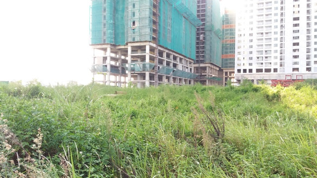 Trái người với lô đất này, các toàn nhà cao tầng cùng nằm trong khu Ngoại giao đoàn đang dần được hoàn thiện sắp đi vào sử dụng.