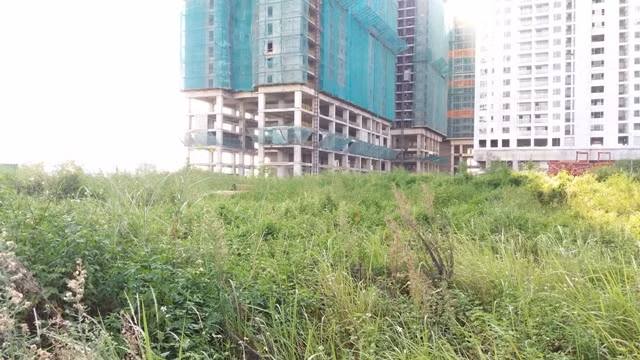 Trái người với lô đất này, các toàn nhà cao tầng cùng nằm trong khu Ngoại giao đoàn đang dần được hoàn thiện sắp đi vào sử dụng.