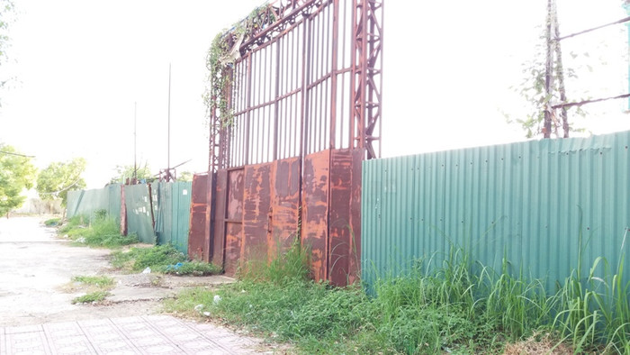 Cổng và hàng rào của lô đất đã hoen rỉ sau 6 sau trời được dựng lên.
