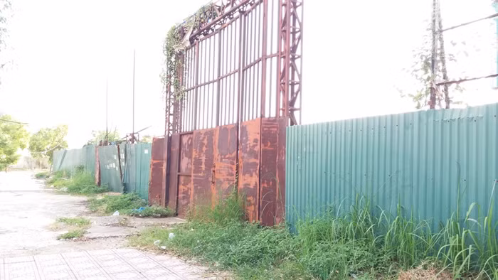 Cổng và hàng rào của lô đất đã hoen rỉ sau 6 sau trời được dựng lên.