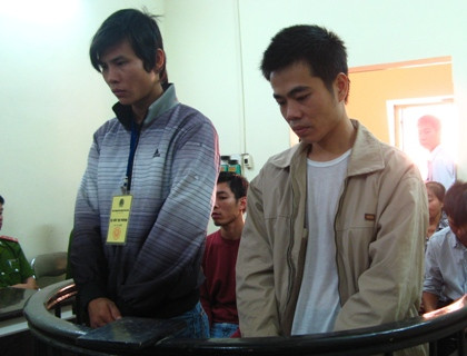 Mạnh và Quỳnh trước vành móng ngựa Mạnh và Quỳnh trước vành móng ngựa