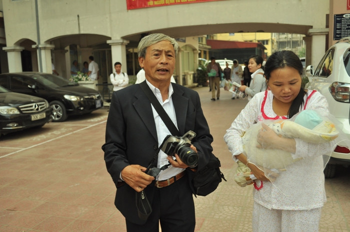 Chị Thơm bên cạnh người thân...