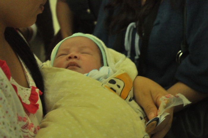 Cháu Hà vẫn ngủ ngon trên tay mẹ