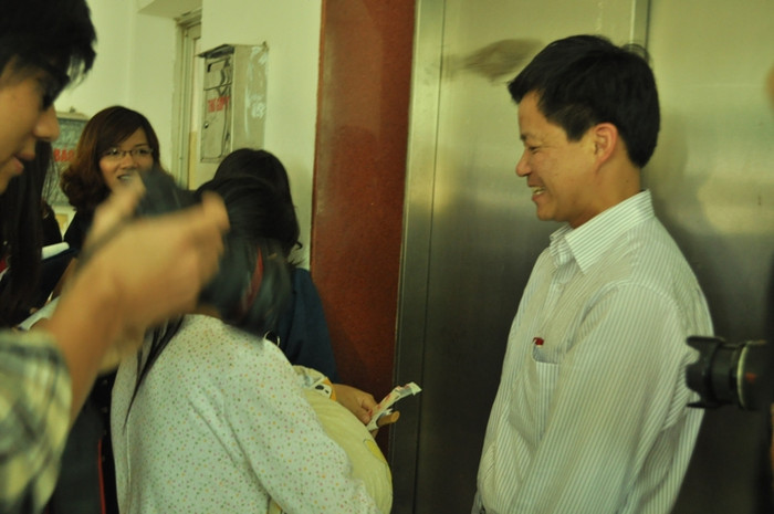 Giây phút chờ thang máy thật lâu