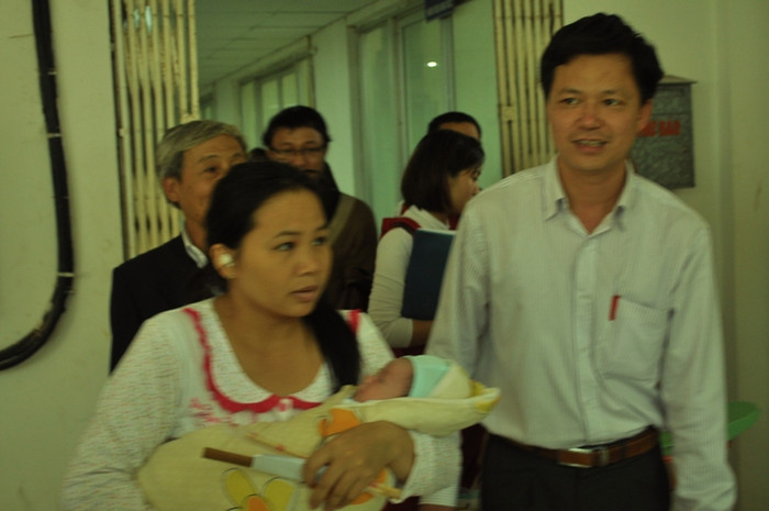 Nét mặt tươi cười của anh Chiều bên vợ và con