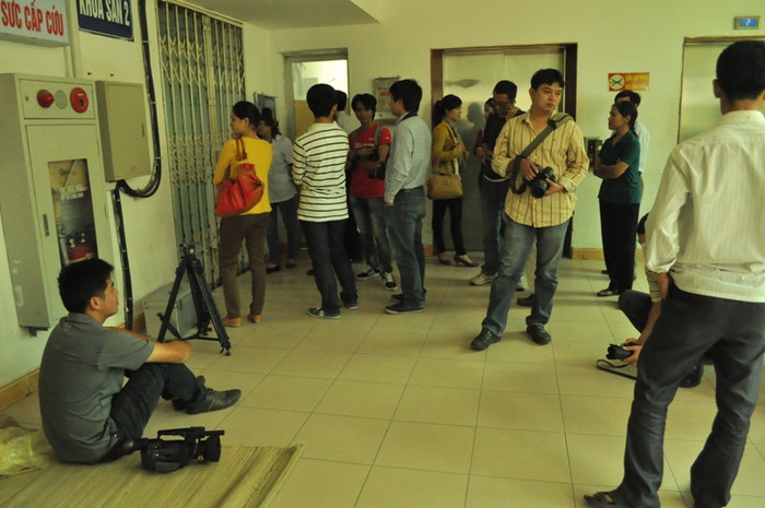 Các phóng viên đã chờ sẵn ngoài hành lang từ lâu