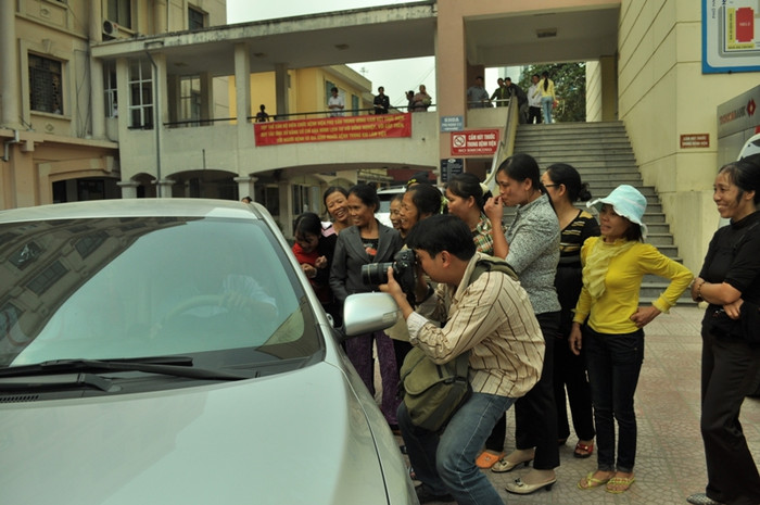 Mọi người chia tay cháu trước khi về