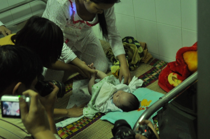 Chị Thơm chuẩn bị cho cháu Hà để xuất viện