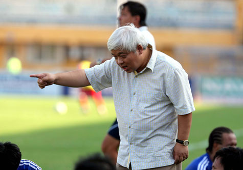 Bầu Kiên trên sân bóng.