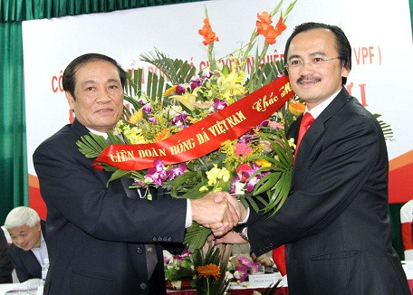 Những người đàn ông nắm quyền lực trong bóng đá VN bắt tay với nhau.