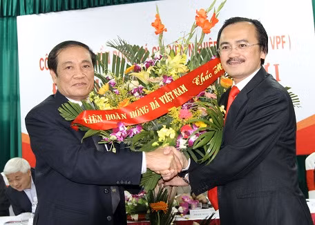 Những người đàn ông nắm quyền lực trong bóng đá VN bắt tay với nhau. Những người đàn ông nắm quyền lực trong bóng đá VN bắt tay với nhau.