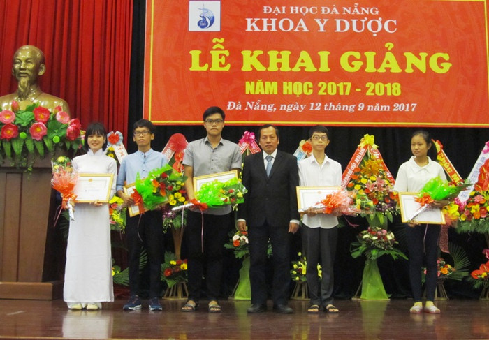 Khoa Y Dược trao giấy khen cùng tiền thưởng cho 5 tân sinh viên đạt danh hiệu thủ khoa, á khoa. Khoa Y Dược trao giấy khen cùng tiền thưởng cho 5 tân sinh viên đạt danh hiệu thủ khoa, á khoa.