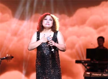 Ca sĩ Siu Black trên sân khấu Bài hát yêu thích