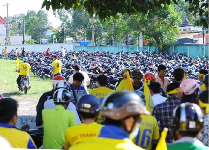 Trước đó, CĐV áo vàng kéo tới sân Gò Đậu khá sớm trong trật tự.