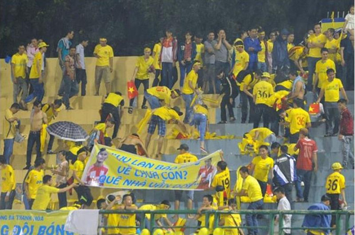 Rác thải được xả từ nhóm CĐV FLC Thanh Hóa với màu vàng chủ đạo.