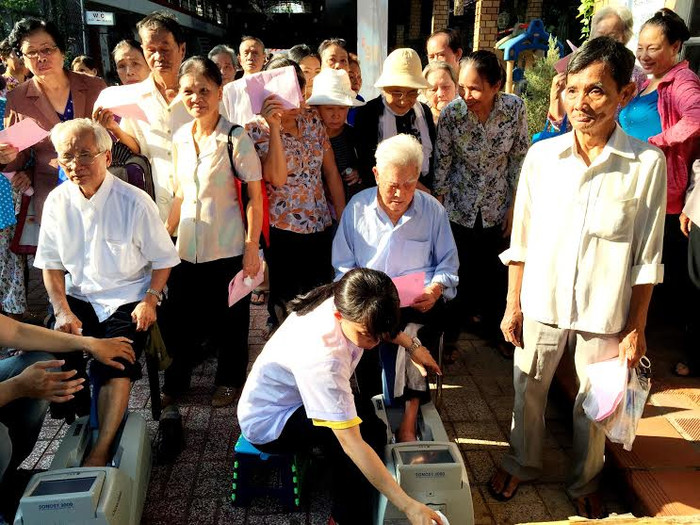 inamilk tổ chức đo loãng xương cho người cao tuổi giúp người cao tuổi phát hiện và phòng ngừa loãng xương