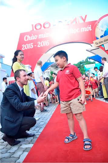 Các thầy cô giáo cùng chào đón học sinh đến trường dự lễ khai giảng năm học mới. Các thầy cô giáo cùng chào đón học sinh đến trường dự lễ khai giảng năm học mới.