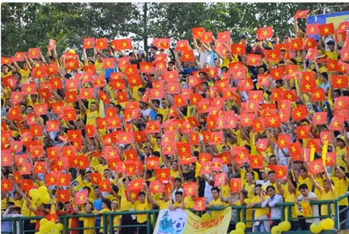 Các fan của FLC Thanh Hóa chờ đợi trận chung kết với B. Bình Dương và có sự chuẩn bị rất kỹ. Những lá cờ được phát tới từng CĐV để tạo hình trên khán đài.