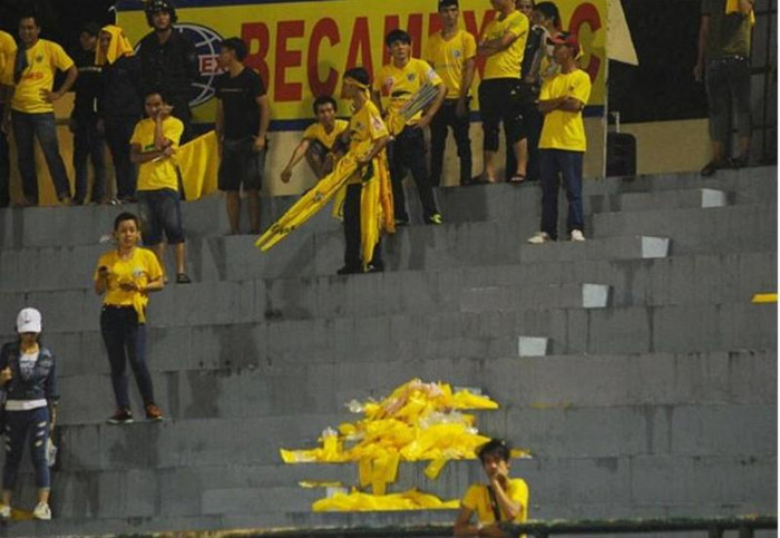 Rác thải được gom lại và tập kết vào một địa điểm trong sân, thuận tiện cho việc dọn dẹp của nhân viên vệ sinh.