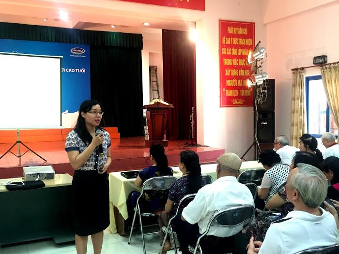 Bà Nguyễn Thị Mỹ Hòa – Trưởng ban nhãn hiệu, ngành hàng sữa bột, công ty Vinamilk chia sẻ những thông tin hữu ích của các sản phẩm dinh dưỡng dành cho người cao tuổi tại hội thảo ở Hà Nội.