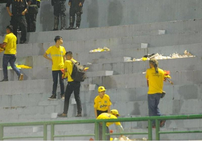 Cổ động viên FLC Thanh Hóa dọn rác trên khán đài.