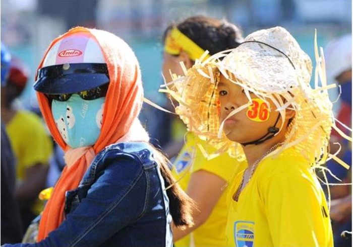 Fan nhí được mẹ chở tới xem trận đấu quan trọng trên sân B. Bình Dương.