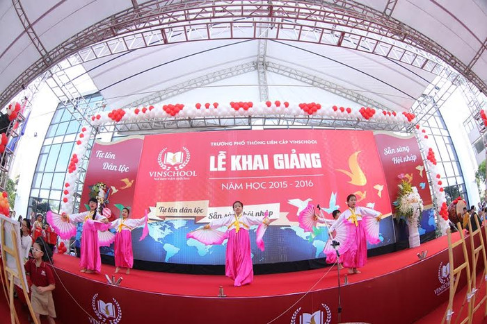 Học sinh Vinschool mang tới các tiết mục văn nghệ độc đáo trong lễ khai giảng. Học sinh Vinschool mang tới các tiết mục văn nghệ độc đáo trong lễ khai giảng.