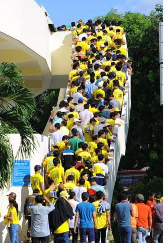 Người hâm mộ lần lượt lên tầng hai khán đài.