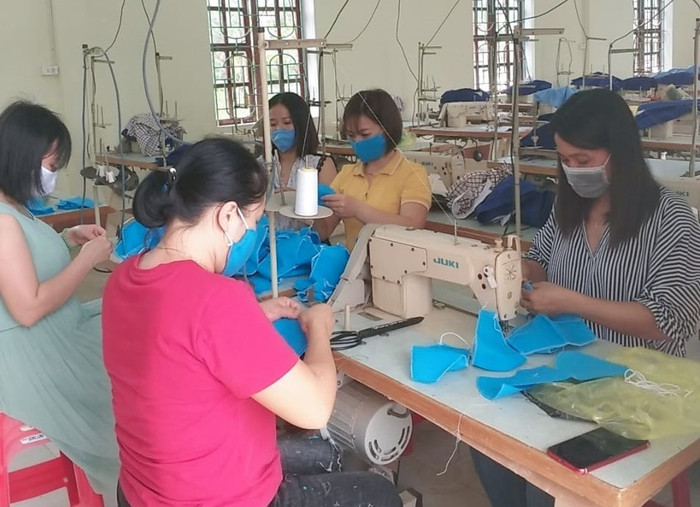 Khi bắt tay vào thực hiện kế hoạch các giáo viên vẫn chưa biết cắt may, nhưng chỉ trong thời gian ngắn đã thành thục (ảnh do bạn đọc cung cấp).