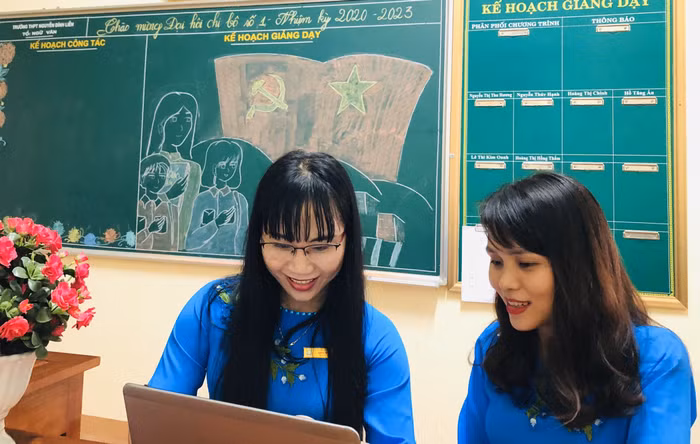 Việc dạy học trực tuyến đã mang đến nhiều cảm xúc cho cả cô thầy và học trò (ảnh do bạn đọc cung cấp).